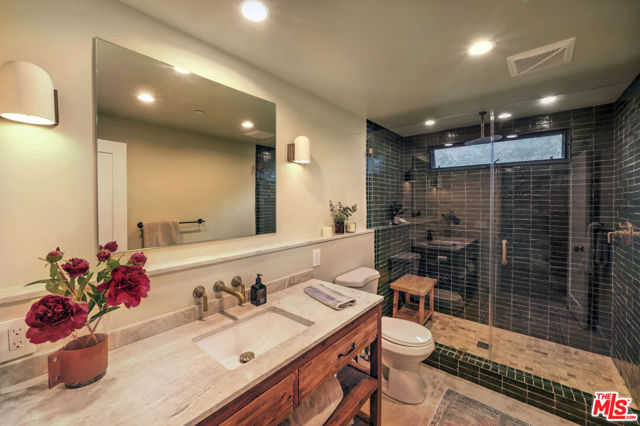 2310 Laguna Circle Drive, Agoura Hills CA: https://media.crmls.org/mediaz/774f29eb-3951-4b56-800d-a46378e39210.jpg