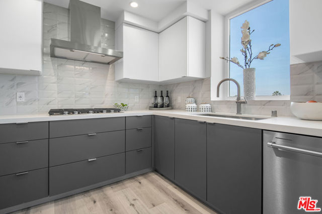 1226 S Bedford Street, Los Angeles CA: https://media.crmls.org/mediaz/774fa023-9ac3-4d59-af36-3ddfd51baef9.jpg