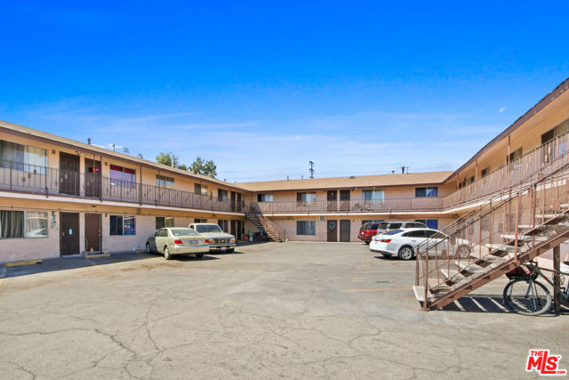 5503 Maywood Avenue, Maywood CA: https://media.crmls.org/mediaz/7750242b-5cc9-433f-b9ca-54ad81d03fd8.jpg