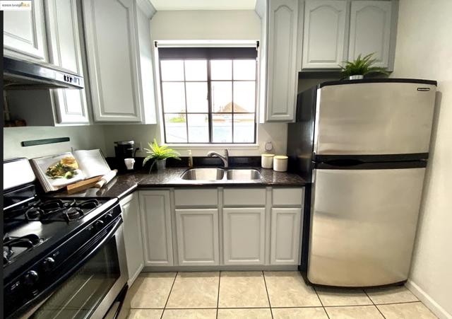 2775 E 21St St, Oakland CA: https://media.crmls.org/mediaz/7750f78b-1df9-4990-aedf-0fc4b30c9df6.jpg