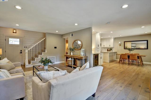27 Serene Ct, Danville CA: https://media.crmls.org/mediaz/77512993-4961-46c6-a2dc-d08c1cf0dd56.jpg