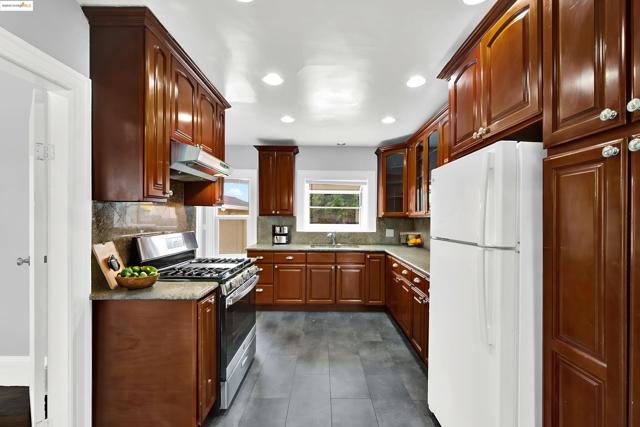 1009 106Th Ave, Oakland CA: https://media.crmls.org/mediaz/7751f469-d6a4-4798-979a-364f520b5896.jpg
