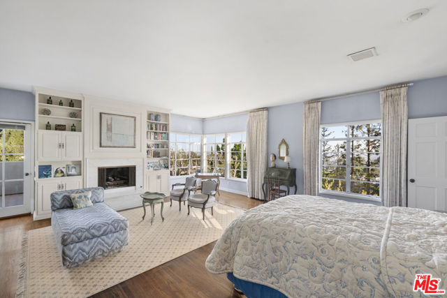 1114 Schuyler Road, Beverly Hills CA: https://media.crmls.org/mediaz/77533858-a7cc-4e33-82ef-c4fb187366bf.jpg