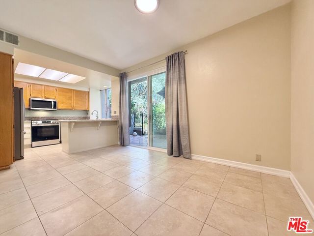 22208 Frontier Place, Chatsworth CA: https://media.crmls.org/mediaz/775367e3-f9e8-41ff-ac73-a6958c12c0eb.jpg