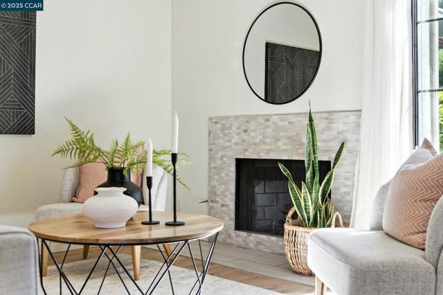 1660 San Luis Rd, Walnut Creek CA: https://media.crmls.org/mediaz/77542f21-a69f-42b1-9b7b-ed57d3130891.jpg