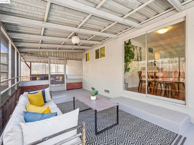 589 Evangeline Way, Hayward CA: https://media.crmls.org/mediaz/77546d3b-96ad-42de-b1df-fcab53f10b0d.jpg