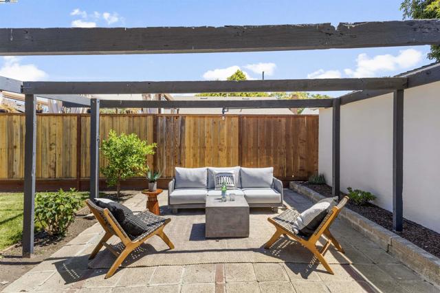 10906 Reposo Dr, Oakland CA: https://media.crmls.org/mediaz/775487f6-197e-476c-b82a-09e1b55228f7.jpg