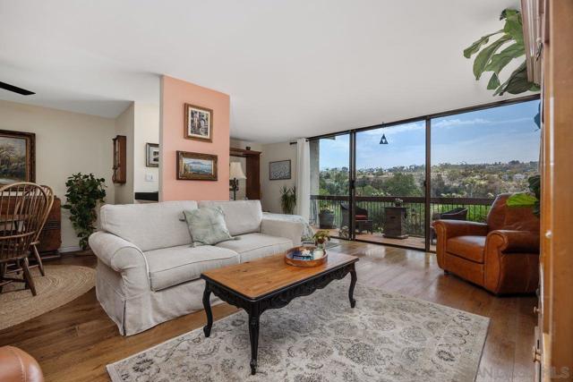 2564 Navarra Dr, Carlsbad CA: https://media.crmls.org/mediaz/77554677-4b2a-4023-96c3-063f278e05a2.jpg