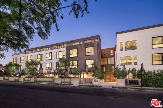 724 N Croft Avenue, Los Angeles CA: https://media.crmls.org/mediaz/77554e21-58e8-47a4-9b67-a0e7d45a9494.jpg