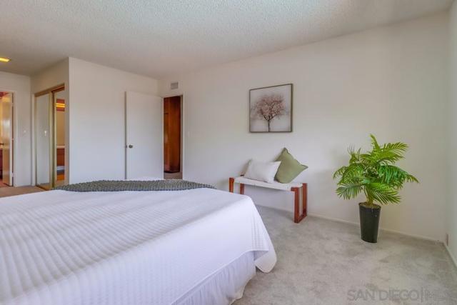 4402 Collwood Ln, San Diego CA: https://media.crmls.org/mediaz/7755e38b-c364-43f5-935b-de519c2e606f.jpg