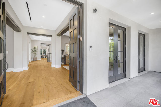 439 S Spalding Dr, Beverly Hills CA: https://media.crmls.org/mediaz/775686a5-3bce-4ffe-bd5e-36b0ec3b8de1.jpg