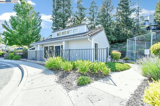 235 Via Pinada Ln, Martinez CA: https://media.crmls.org/mediaz/77577bbb-05dc-428f-9272-7dab21427aeb.jpg