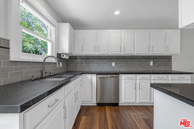 7024 De Longpre Avenue, Los Angeles CA: https://media.crmls.org/mediaz/775870a8-1562-4766-970e-df76c04ac08d.jpg
