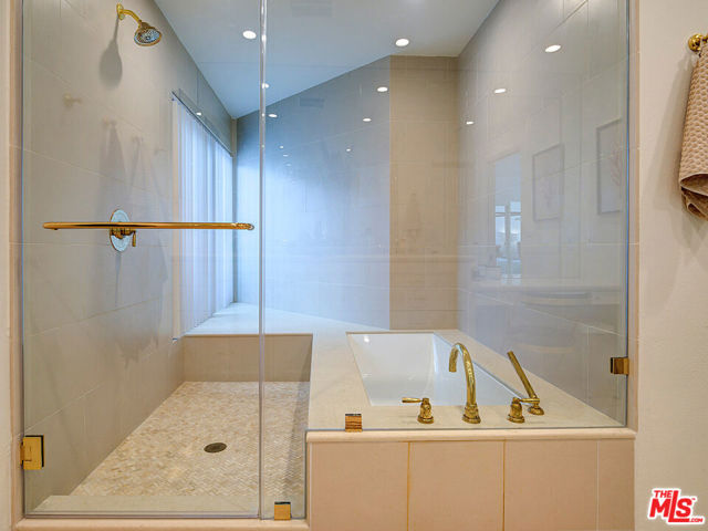 5205 Ocean Front Walk, Marina del Rey CA: https://media.crmls.org/mediaz/7758c2e4-63f9-4830-ba7f-ece2a4478abc.jpg