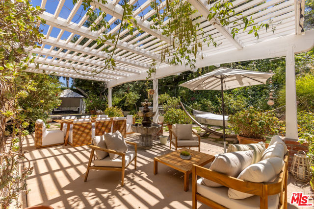 5985 Vista De La Luz, Woodland Hills CA: https://media.crmls.org/mediaz/7759c165-f27b-4c2d-a6be-08766c16ffee.jpg