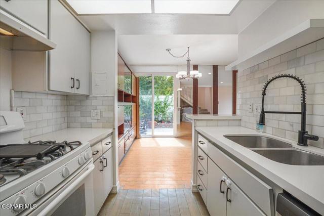 17842 Magnolia Boulevard, Encino CA: https://media.crmls.org/mediaz/775a091b-bf22-42e9-8c33-cfe06654a92b.jpg