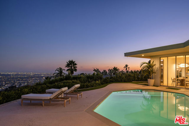 340 Trousdale Place, Beverly Hills CA: https://media.crmls.org/mediaz/775a7666-22a8-4afa-a4e9-203087fc240e.jpg