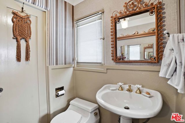 1326 Cordova Avenue, Glendale CA: https://media.crmls.org/mediaz/775ac8e5-a99e-4a58-8f74-75d40033898e.jpg