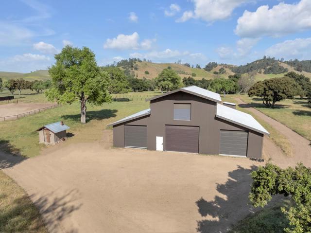 770 Limekiln Road, Hollister CA: https://media.crmls.org/mediaz/775eabb7-cc0d-49b1-9263-60d61081a97a.jpg
