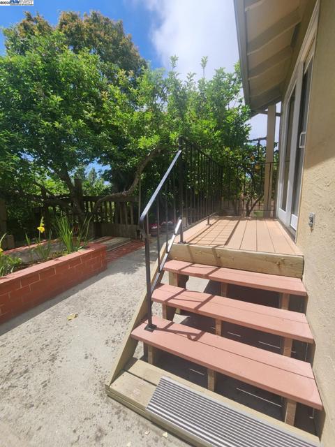 25660 Paul Ct, Hayward CA: https://media.crmls.org/mediaz/775ee748-6796-4c4a-bb76-f25826402a37.jpg