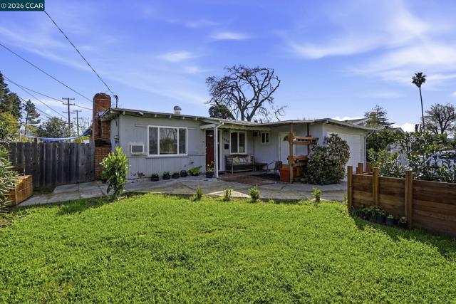 1990 Sunshine Dr, Concord CA: https://media.crmls.org/mediaz/775f0421-6121-47ed-8d2f-70bfa4898bef.jpg