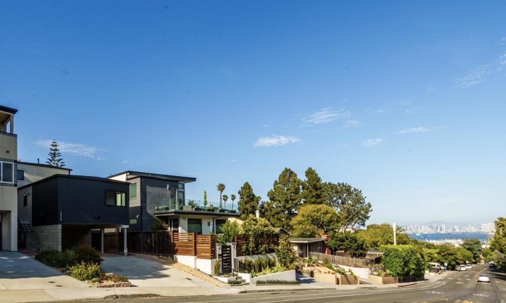 MLS #250033001SD img 1