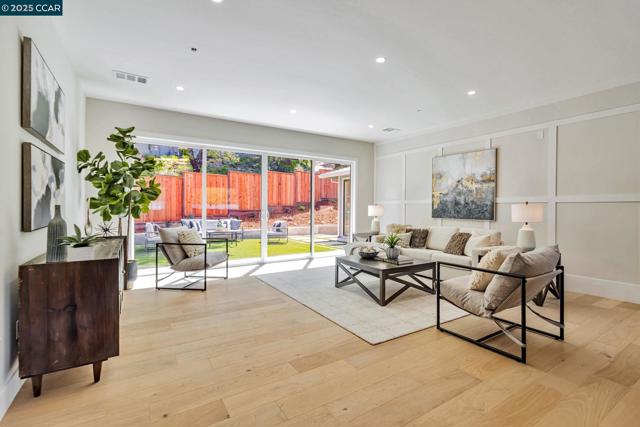 945 Yorkshire Ct, Lafayette CA: https://media.crmls.org/mediaz/7760542a-2c42-4ee4-babd-3e215e2f5ba2.jpg