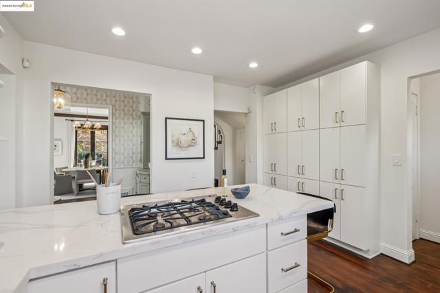 612 Longridge Rd, Oakland CA: https://media.crmls.org/mediaz/7760bc07-6d32-4ee9-a574-df718c859807.jpg