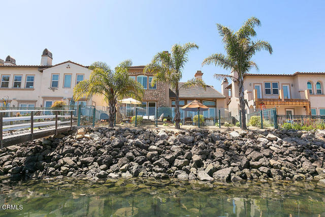 1464 Twin Tides Place, Oxnard CA: https://media.crmls.org/mediaz/776114de-dc01-4f48-8bac-e9075b1a8f54.jpg
