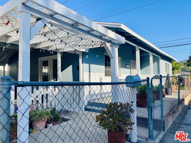 10704 Oro Vista Avenue, Sunland CA: https://media.crmls.org/mediaz/77613020-ab31-4757-9fbe-32742e8627b8.jpg
