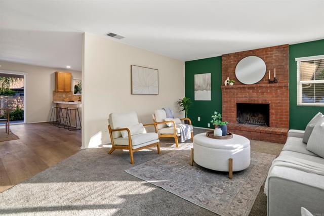 Detail Gallery Image 6 of 28 For 1227 Dolphin Cir, Vista,  CA 92084 - 4 Beds | 2 Baths