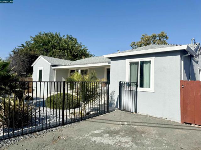 2311 Crescent Dr, Concord CA: https://media.crmls.org/mediaz/776334d5-dc99-4b78-beb2-f74778a671c8.jpg