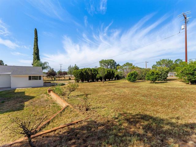 1621 Lilac, Ramona CA: https://media.crmls.org/mediaz/77635c32-cf7e-4119-9d28-564646c84c96.jpg
