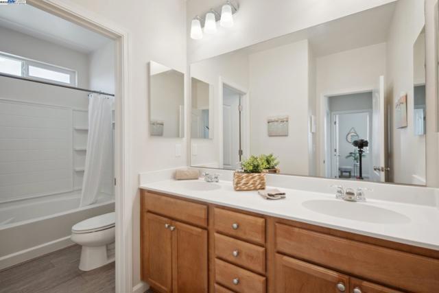 1109 Marsala Cir, Salinas CA: https://media.crmls.org/mediaz/77637b10-3dfd-4a6c-8ccc-3399608d04fd.jpg