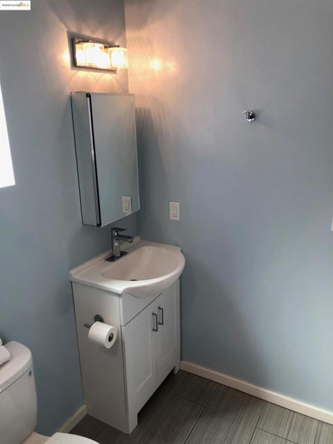 562 29th St, Oakland CA: https://media.crmls.org/mediaz/77647844-369f-4cc3-a207-ce16464be3a0.jpg