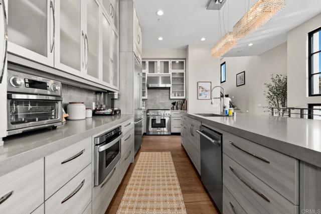 Detail Gallery Image 5 of 43 For 907 S Tremont St, Oceanside,  CA 92054 - 3 Beds | 3/1 Baths