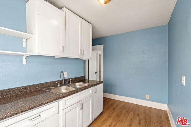 4812 Arlington Avenue, Los Angeles CA: https://media.crmls.org/mediaz/77651e72-e778-4c70-a8d8-293a3968f606.jpg