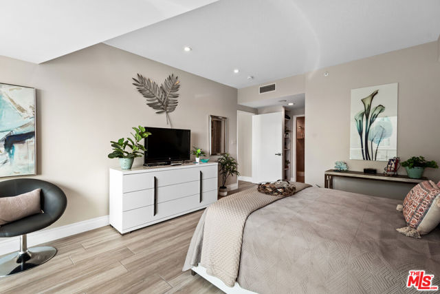 13600 Marina Pointe Drive, Marina del Rey CA: https://media.crmls.org/mediaz/77654c96-4c1e-4340-84b0-4d0838db4ff4.jpg