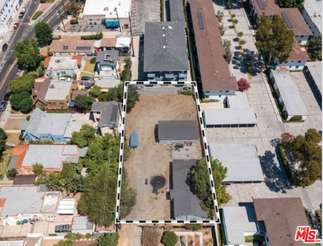 1584 Oak Grove Place, Los Angeles CA: https://media.crmls.org/mediaz/776595da-0828-4d21-8628-dd1f256217fd.jpg