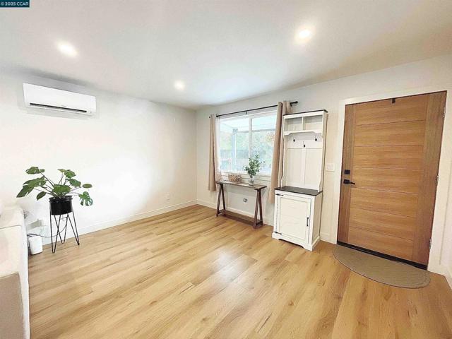 1923 Juliesse Avenue, Sacramento CA: https://media.crmls.org/mediaz/7765d388-41f5-42c5-993d-c485af97d792.jpg