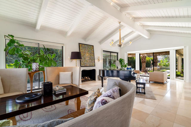 61 Mayfair Drive, Rancho Mirage CA: https://media.crmls.org/mediaz/7766545e-3f7c-42ea-8711-16d6a3abedd5.jpg
