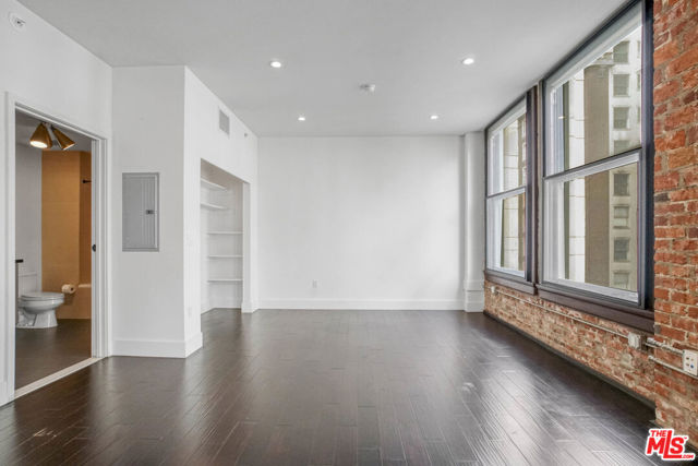 460 S Spring Street, Los Angeles CA: https://media.crmls.org/mediaz/77671038-d0a5-4046-bc91-5e96e29a53c1.jpg