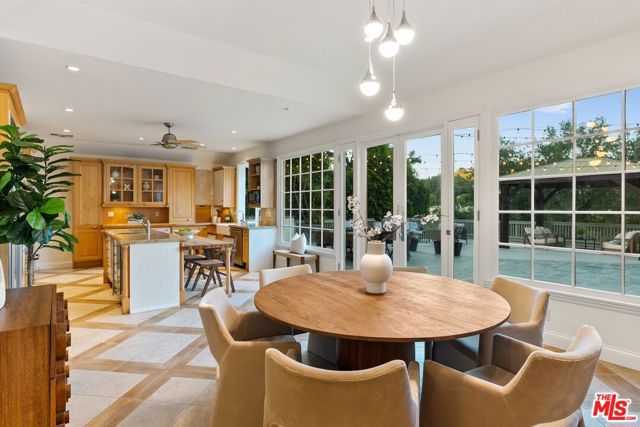 2596 Wallingford Drive, Beverly Hills CA: https://media.crmls.org/mediaz/7767d5ec-b485-44f5-9190-17b6e8328516.jpg