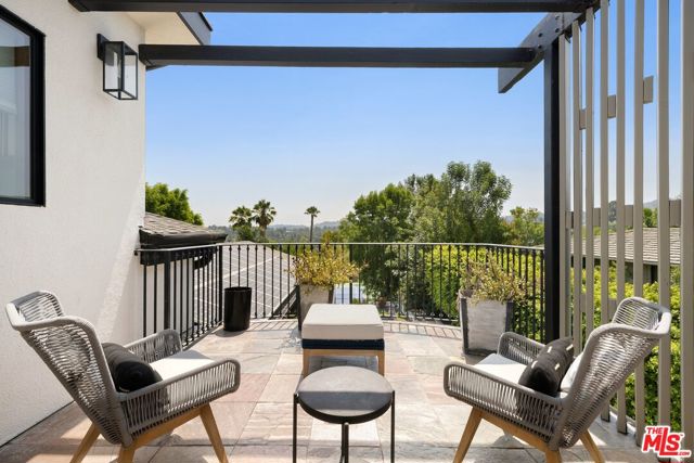 16820 Oak View Drive, Encino CA: https://media.crmls.org/mediaz/7768a81c-9967-406c-b297-8c6638cde427.jpg