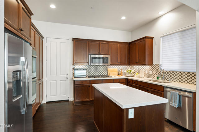 Detail Gallery Image 14 of 31 For 1560 Thorpe Trl, Oxnard,  CA 93036 - 3 Beds | 2/1 Baths