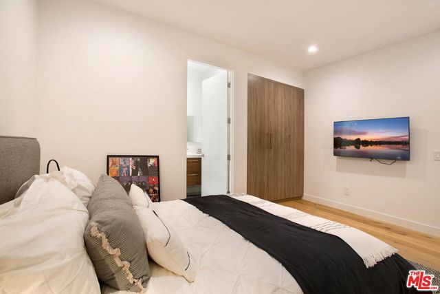418 N Stanley Avenue, Los Angeles CA: https://media.crmls.org/mediaz/776a6bf5-0e49-4304-9398-63aff94db565.jpg