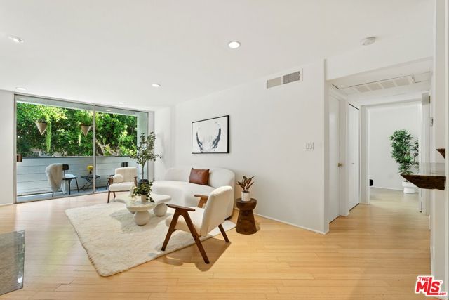 429 N Oakhurst Drive, Beverly Hills CA: https://media.crmls.org/mediaz/776a811f-78b0-4ca8-802c-beb7aef64baa.jpg