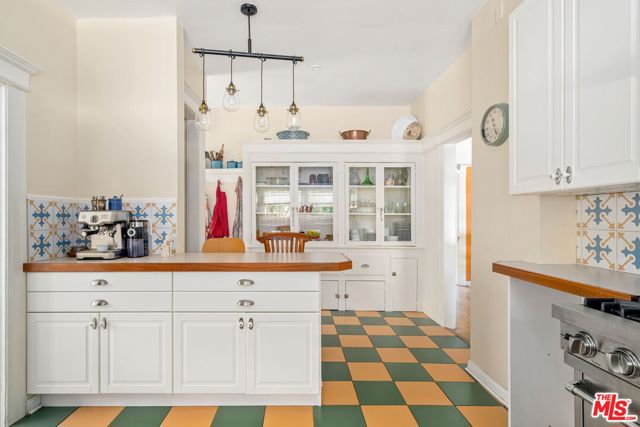 1501 S Harvard Boulevard, Los Angeles CA: https://media.crmls.org/mediaz/776ab3b1-c893-48d7-8651-c01a9b6db7b4.jpg