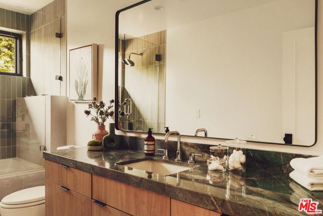 5725 Katherine Avenue, Sherman Oaks CA: https://media.crmls.org/mediaz/776b5a36-2cd6-4313-9d56-0e2abdcc5423.jpg