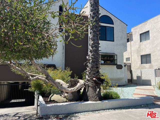 1132 19th Street, Santa Monica CA: https://media.crmls.org/mediaz/776b8c45-51be-4663-a7a3-809cef20d4f1.jpg